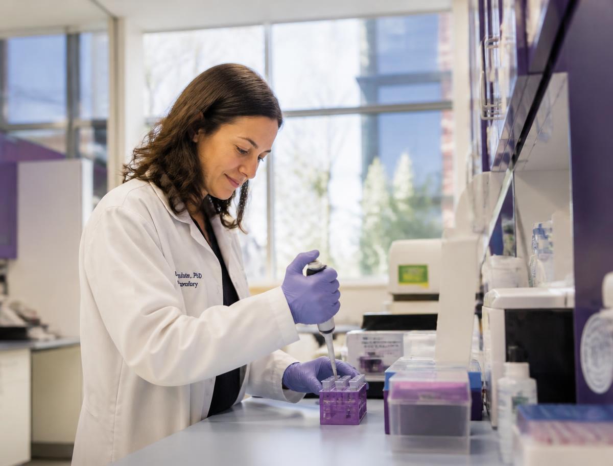Investigadora trabajando en un laboratorio de investigación clínica
